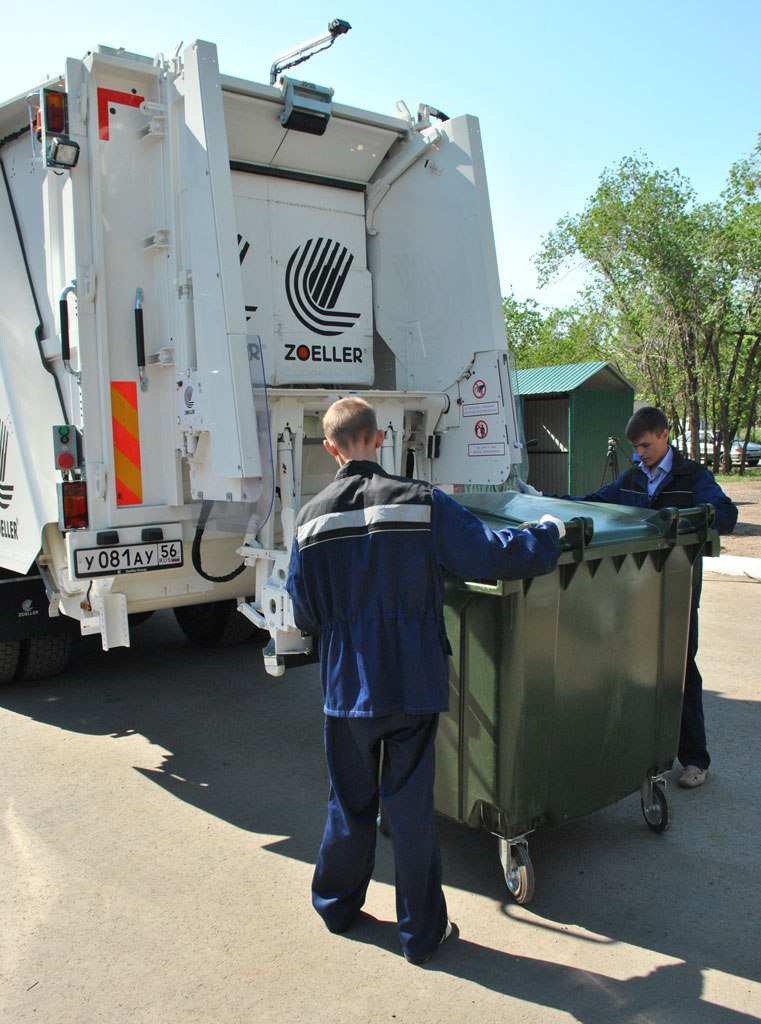 Закуплены первые машины для обслуживания мусорных евроконтейнеров